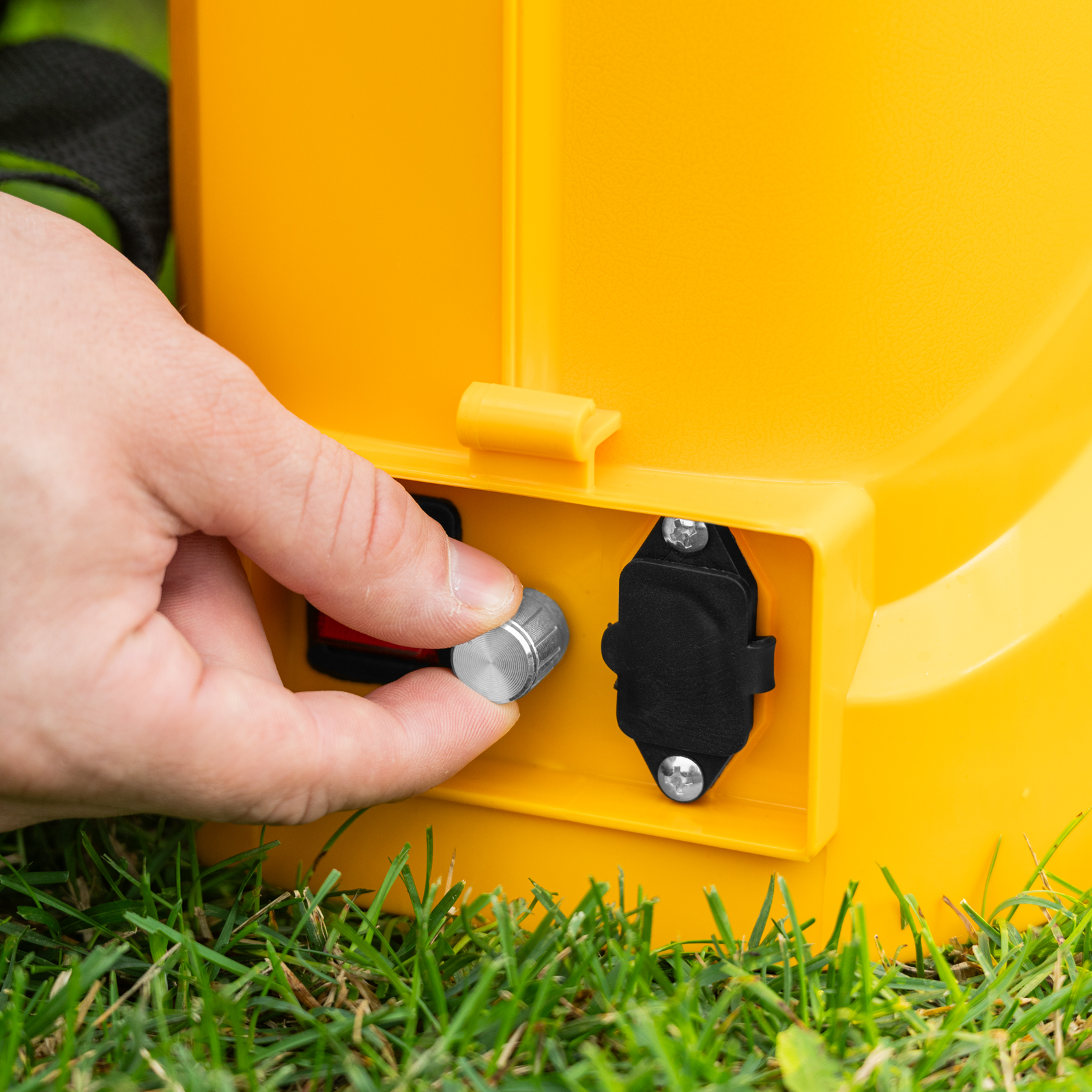 Опрыскиватель ранцевый аккумуляторный DP-10LA, 10 л, 12 В, 8 Ач Denzel