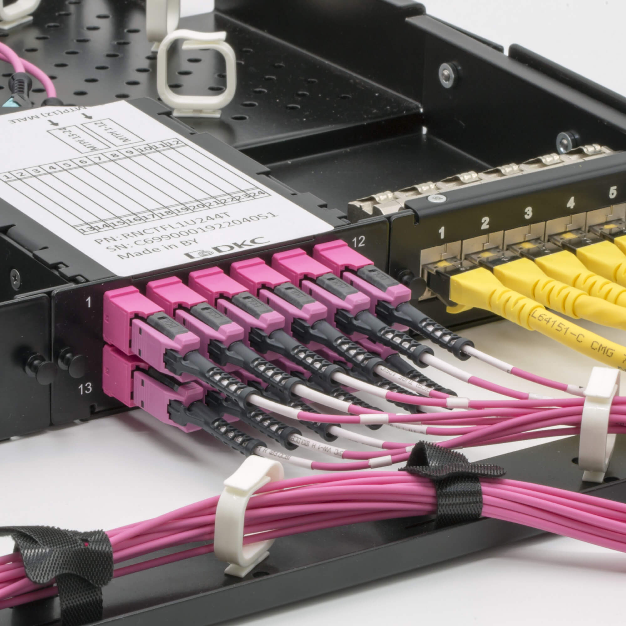 Оптическая патч-панель для установки 4 претерминированых кассет или адаптерных планок, 1U, черная