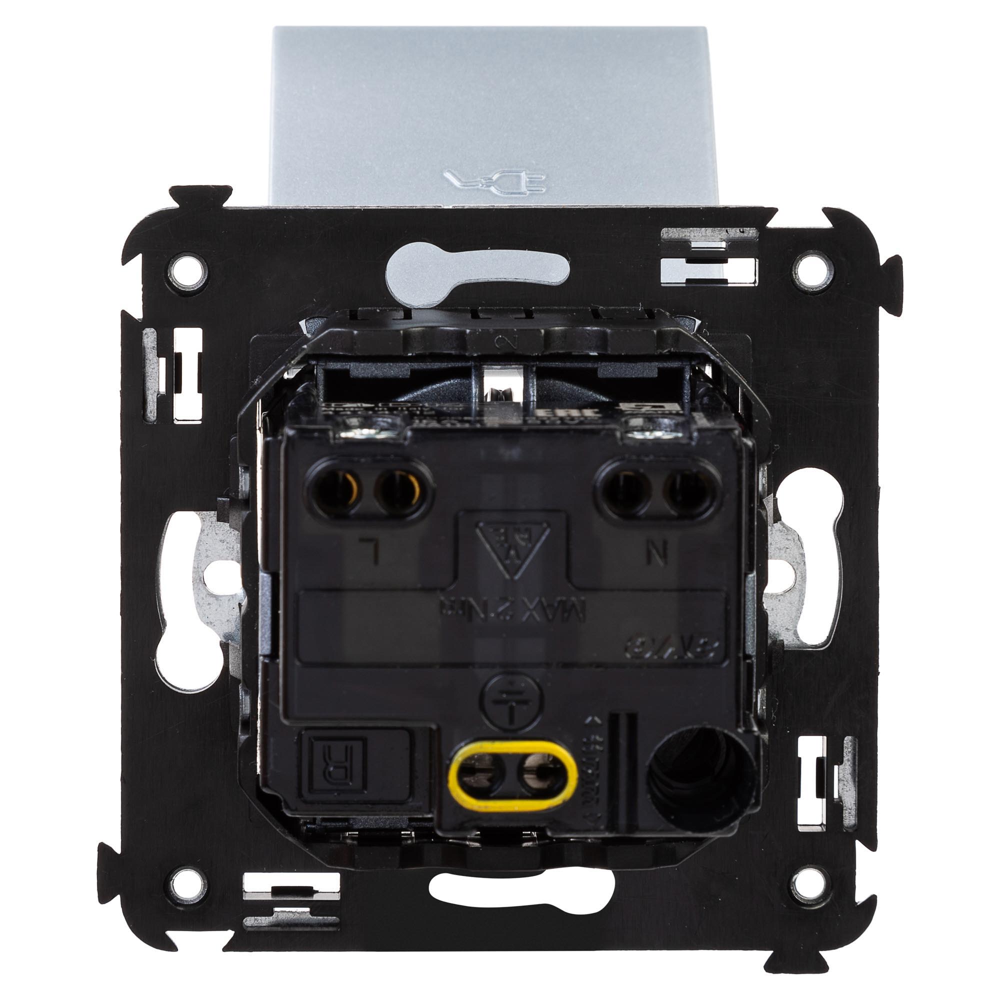 Розетка с крышкой в стену, 2P+E, с з/ш, "Avanti", "Закаленная сталь"