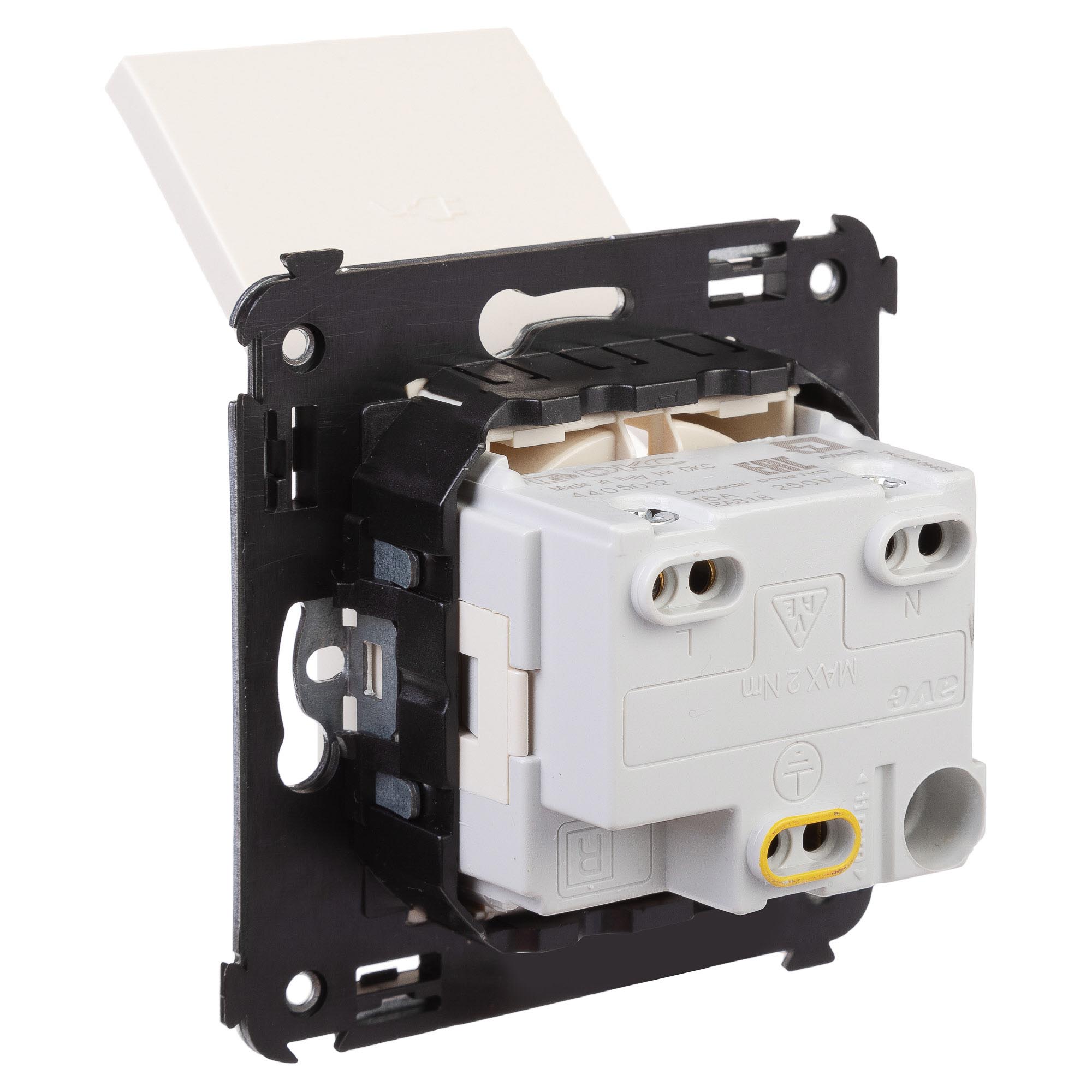 Розетка с крышкой в стену, 2P+E, с з/ш, "Avanti", "Ванильная дымка"