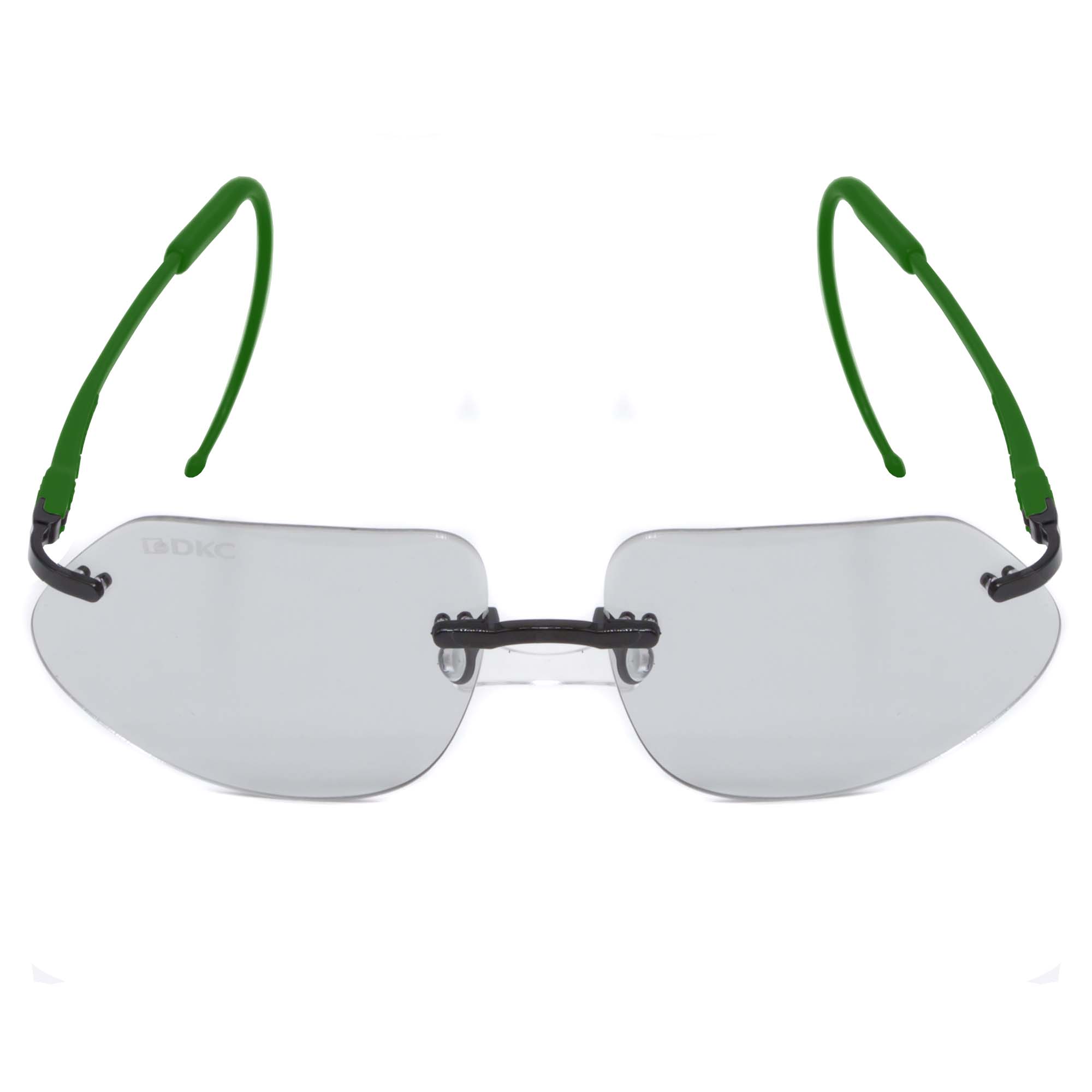 Спортивные очки с зеленым спортивным заушником