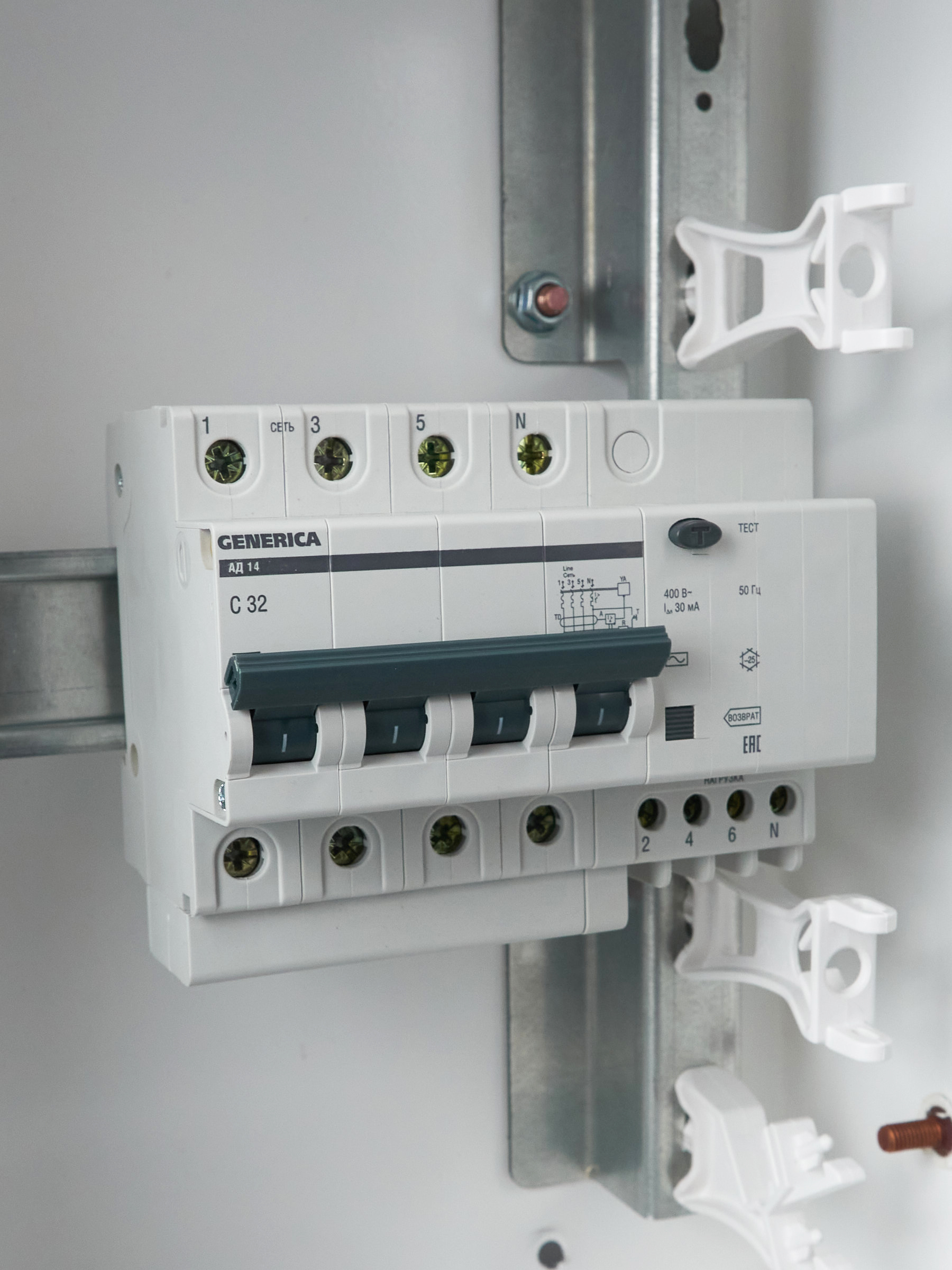 Дифференциальный автоматический выключатель АД14 4Р 32А 30мА GENERICA
