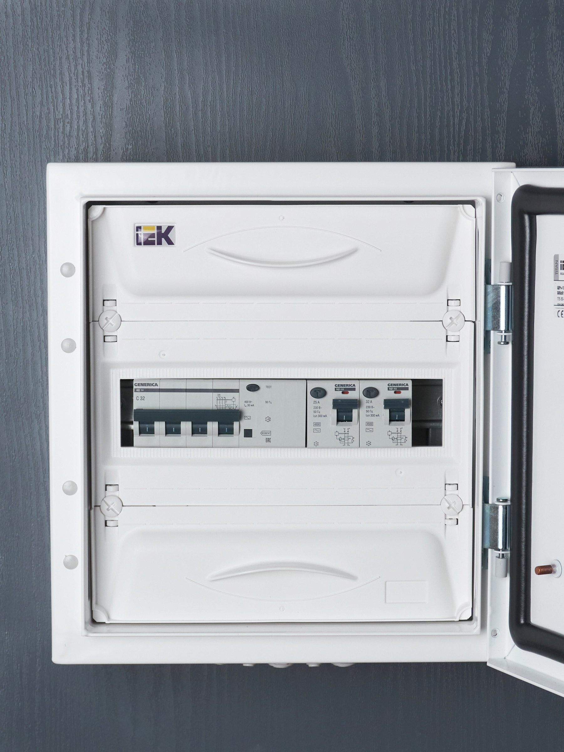 Дифференциальный автоматический выключатель АД14 4Р 32А 30мА GENERICA