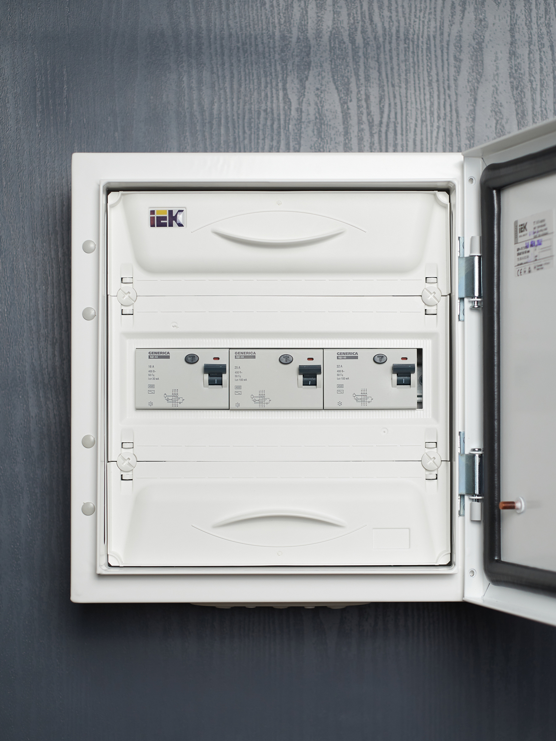 Выключатель дифференциальный (УЗО) ВД1-63 4Р 25А 100мА GENERICA