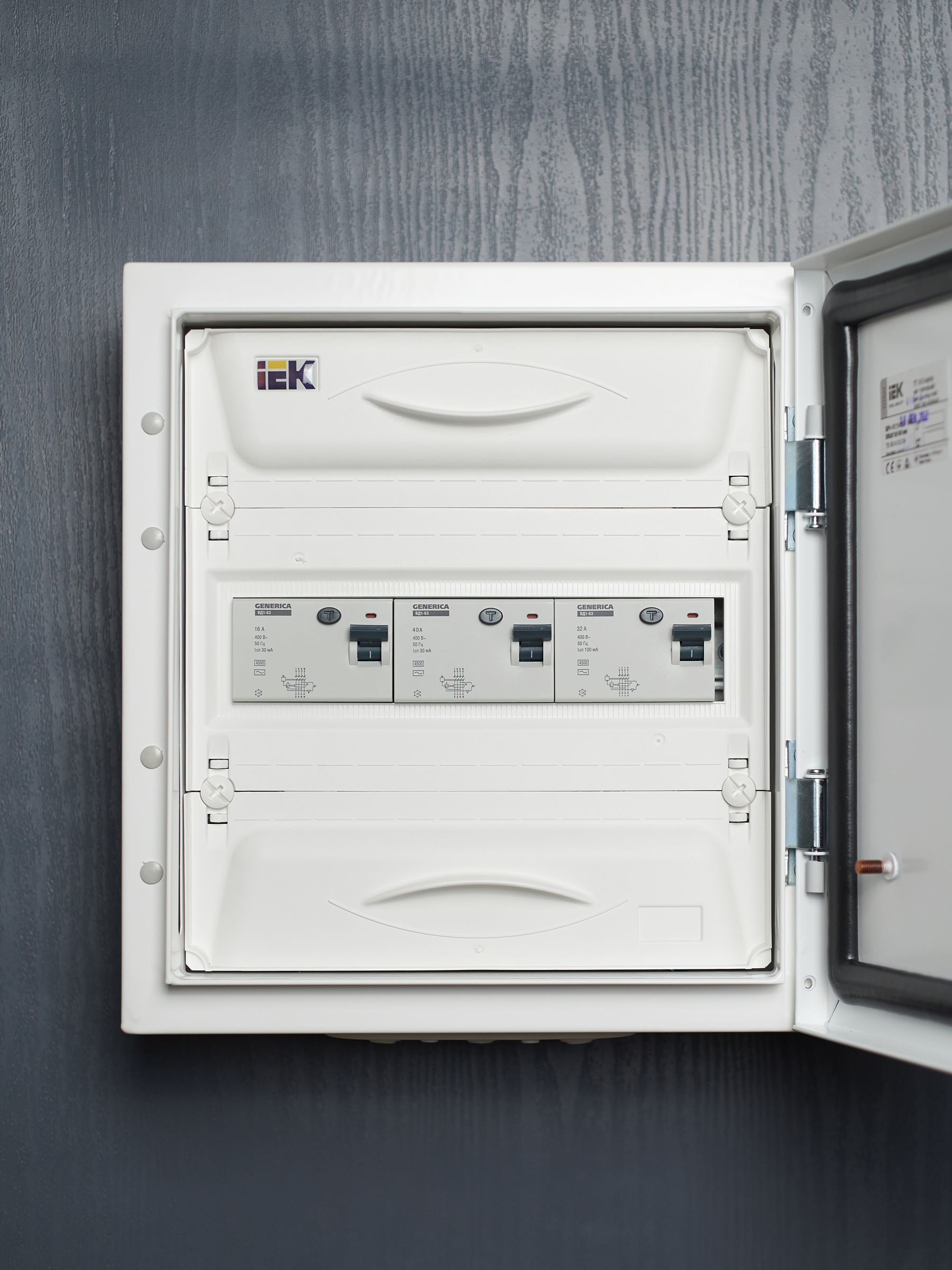 Выключатель дифференциальный (УЗО) ВД1-63 4Р 40А 30мА GENERICA