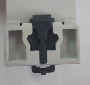 Защелка для крепления УЗО на монтажную рейку выполнена с возможностью фиксации блокирующего и свобод