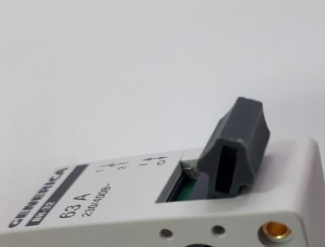 Полное соответствие стандарту: положение рукоятки вкл/выкл соответствует состоянию контактов.