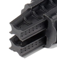 Особый рельеф поверхности клиньев обеспечивает надежную фиксацию проводника, препятствуя его выскаль