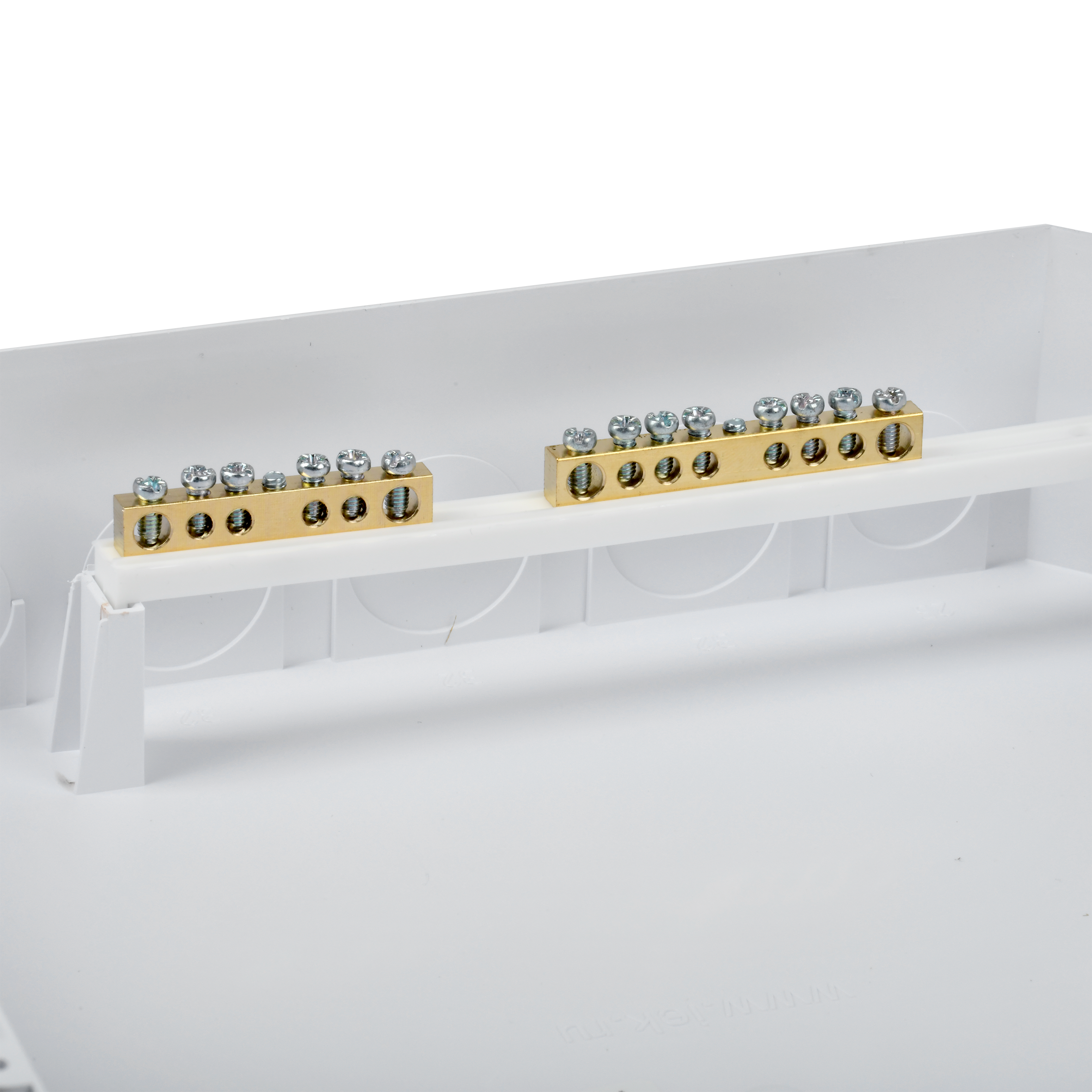 Нулевая шина крепится на специальную панель. Она легко снимается и устанавливается на противоположну