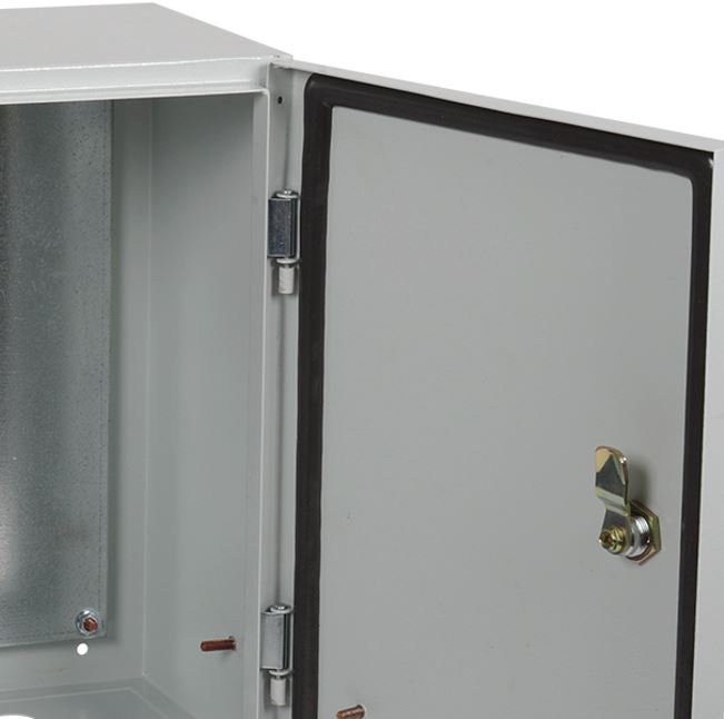 В исполнении IP54 уплотнение из вспененного полиуретана по периметру двери.