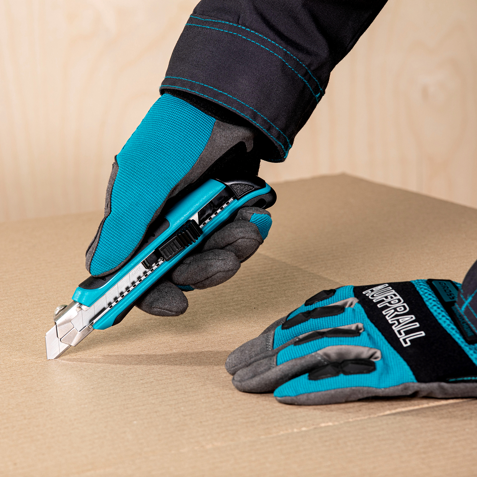 Нож, 170 мм, обрезиненный ABS-корпус, выдвижное сегментное лезвие 18 мм (SK-5) металлическая направляющая, 5 запасных лезвий Gross