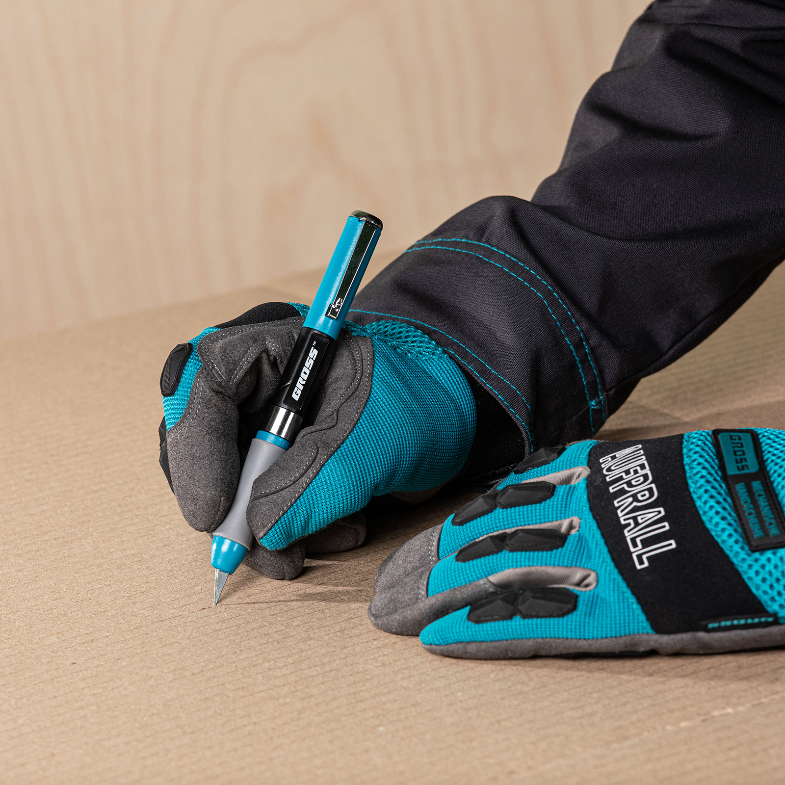 Нож для дизайна, выдвижное перовое лезвие, двухкомпонентная рукоятка, металлическая клипса для фиксации, 150 мм, 2 запасных лезвия Gross