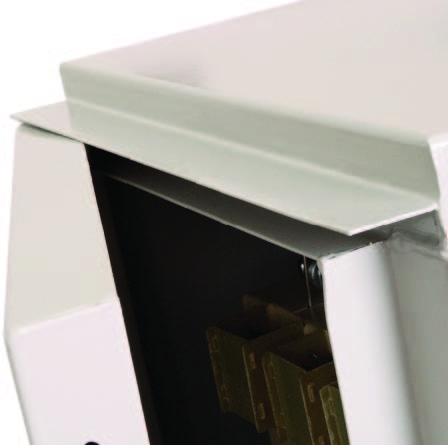 Дополнительный козырек корпуса предотвращает попадание грязи и воды при открытии дверцы.