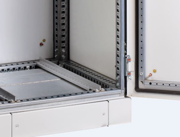 Дверь оснащена шпилькой М8, позволяющей подключать заземление в наиболее оптимальных местах.