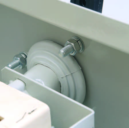 Уплотнение оси привода выключателя-разъединителя обеспечивает степень защиты IP54.