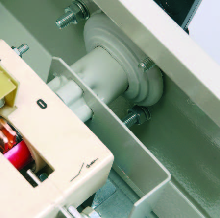 Устройство запирания дверцы обеспечивает высокий уровень электробезопасности.