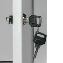 Каждый из отсеков закрывается отдельной дверцей. Секреты ключей для разных отсеков не совпадают.