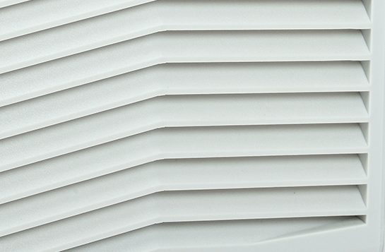 Защитная компактная решетка обеспечивает надежную защиту от вертикально падающих капель воды и от пы