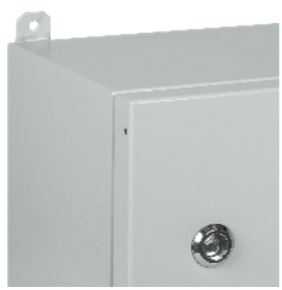 Сварной металлический корпус с предустановленным креплением для навесного монтажа.