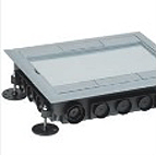 Наличие крышки напольной коробки защитит от попадания бетона при заливке.
Регулировка высоты напольн