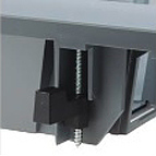 Фиксация лючка к фальшплите за счет специальных фиксаторов - "ножек".