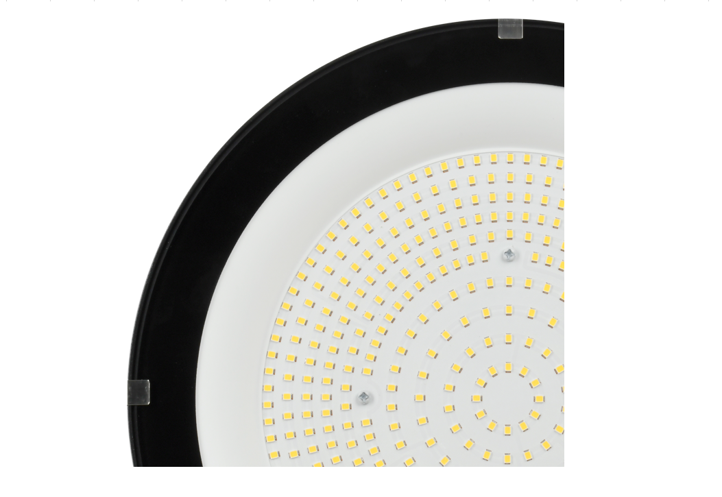 Стальные скобы фиксации стекла обеспечивают надежное и безопасное крепление на протяжении всего срок