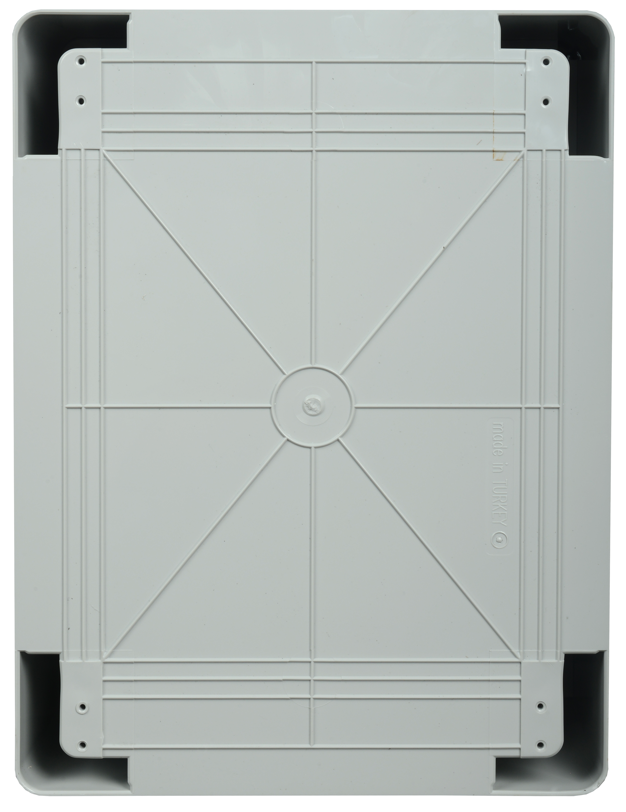 Размеченные отверстия на задней стенке для облегчения монтажа кронштейнов к корпусу