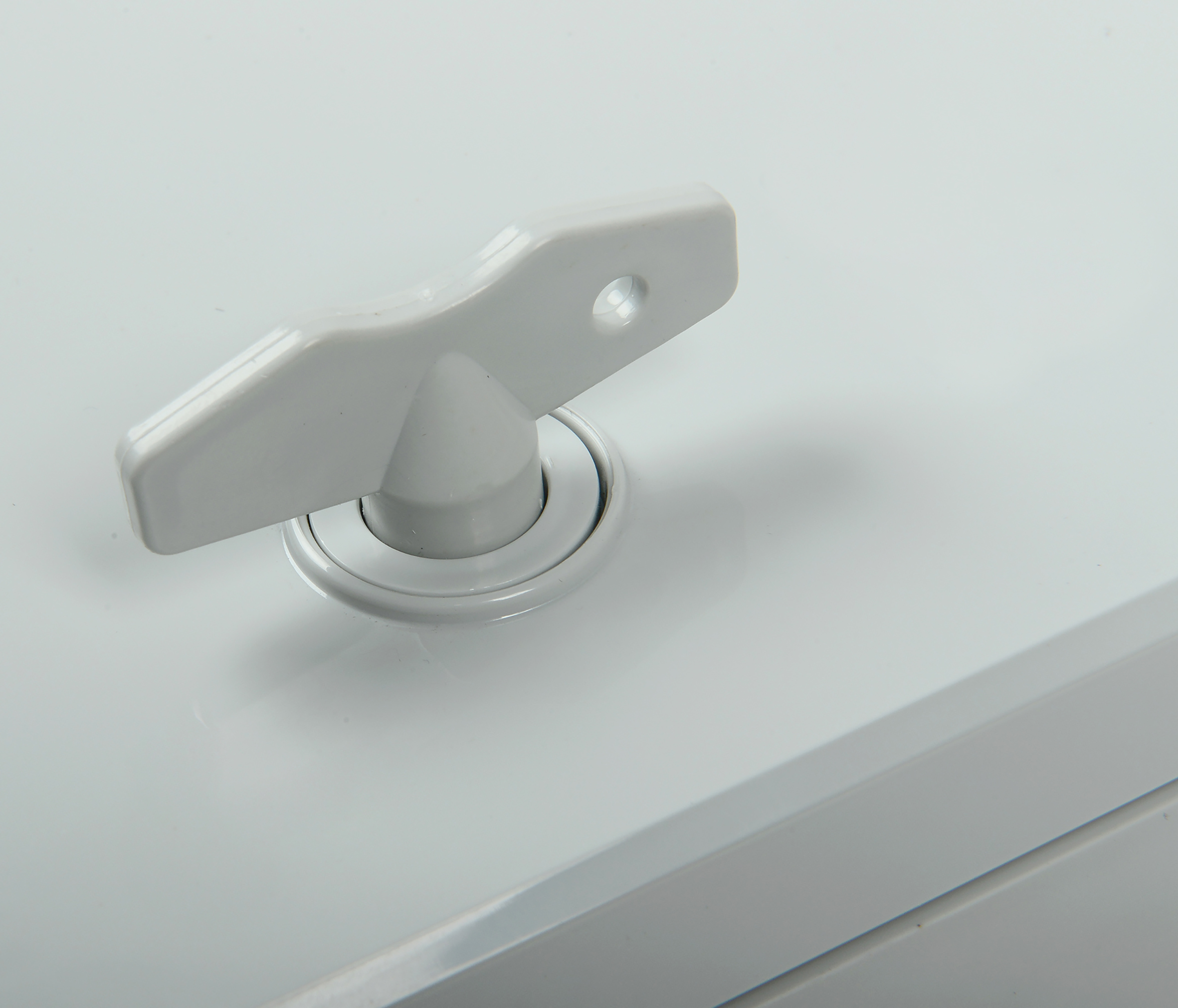 Пластиковый замок с секретом под трехгранный ключ