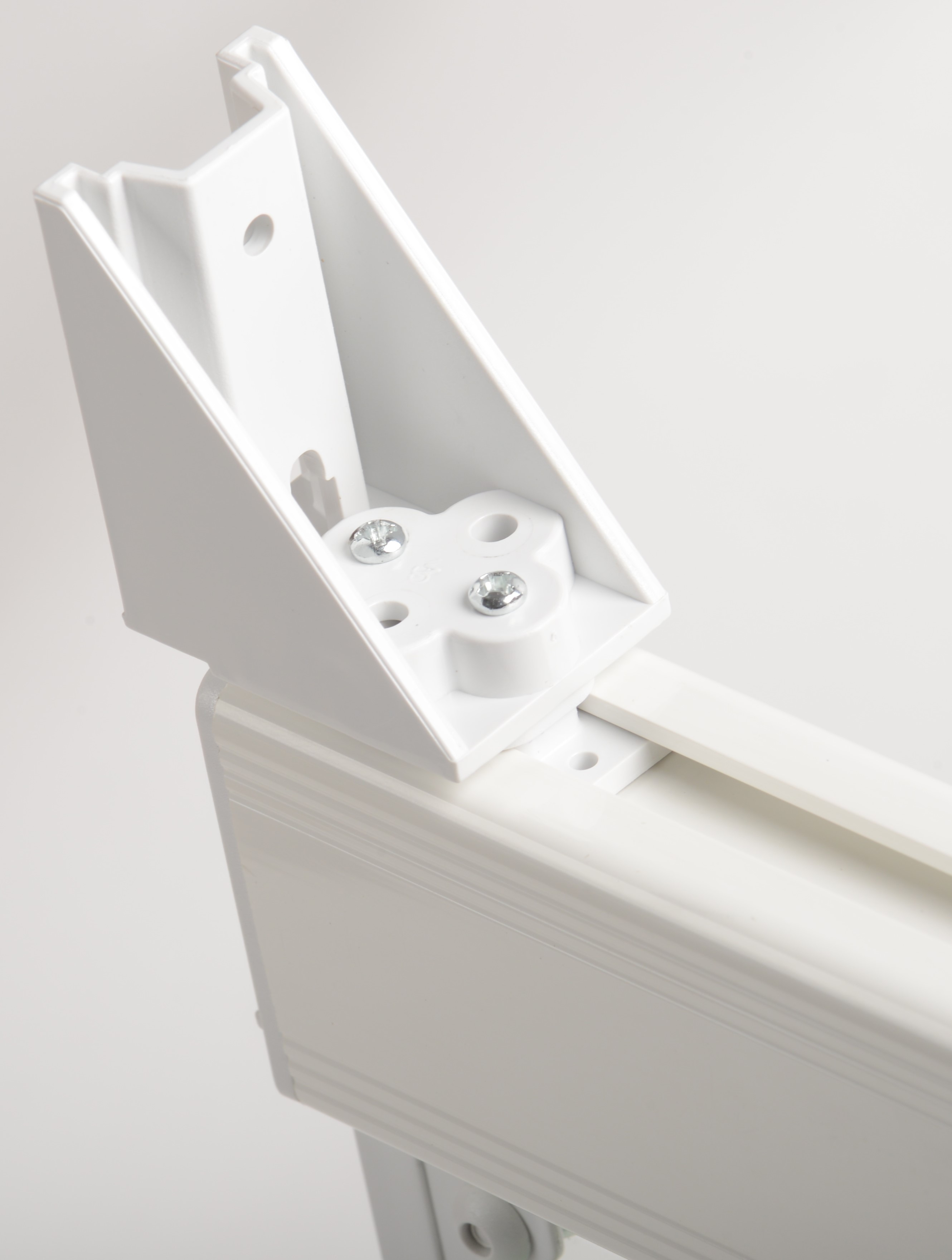 Возможность торцевого крепления к стене (крепежи в комплекте).
