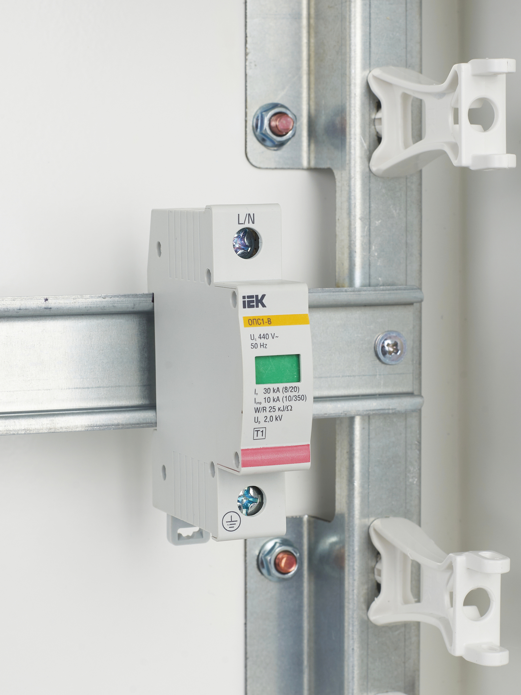 KARAT Ограничитель импульсного перенапряжения ОПС1-B 1P In=30кА Un=400В Im=60кА IEK
