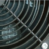 Направление подачи охлаждающего воздуха может быть легко изменено путем переворота вентилятора.