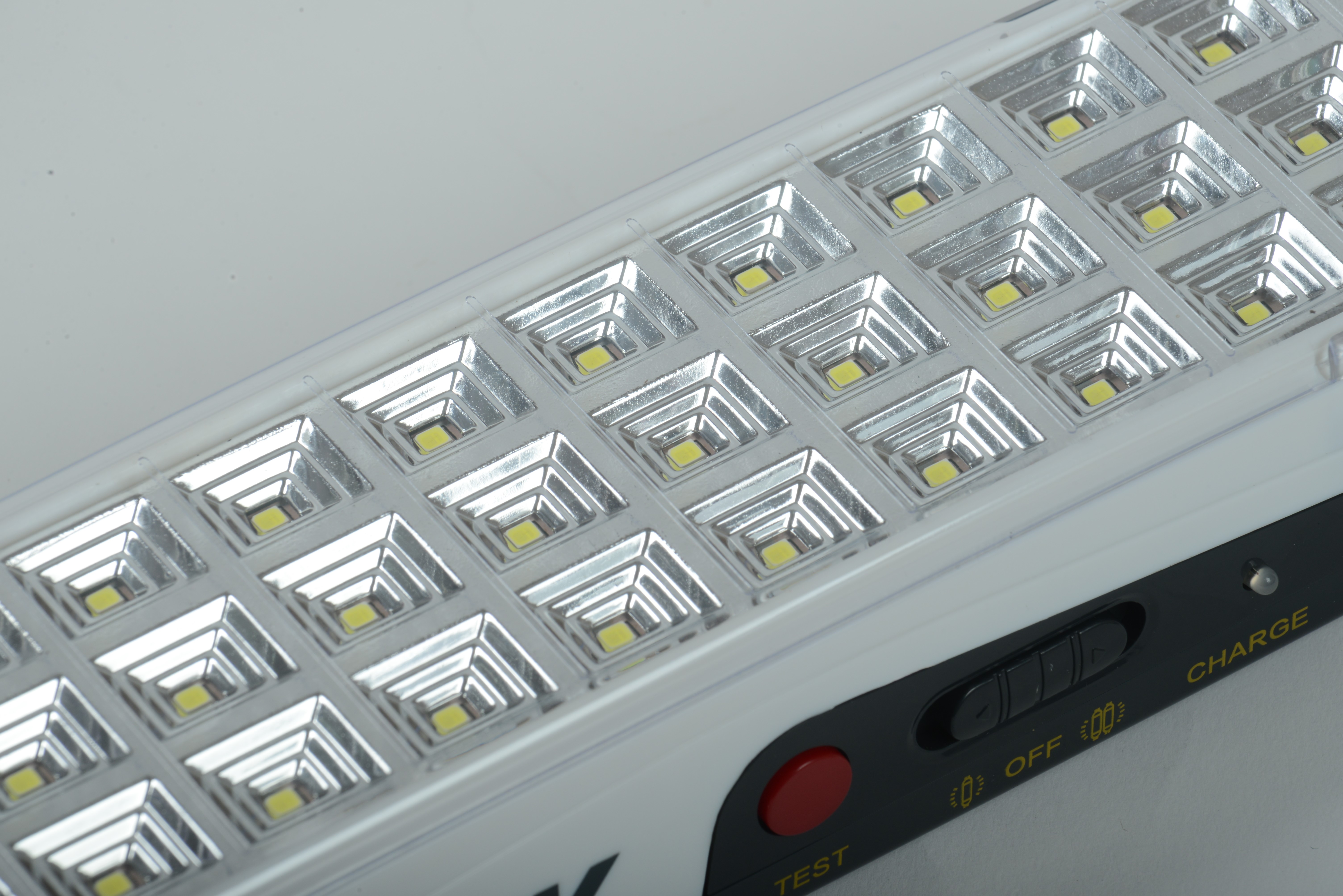 Ступенчатая форма рефлектора увеличивает угол распределения светового потока.