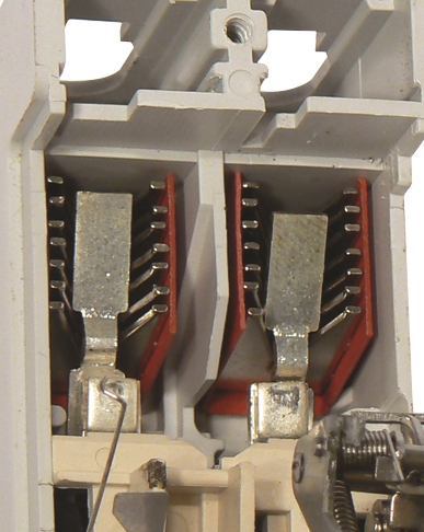 Дугогасительные камеры в каждом полюсе обеспечивают более эффективное подавление электрической дуги.