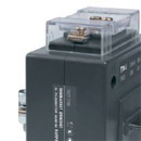 Корпус трансформатора выполнен неразборным и опломбирован наклейкой, что делает невозможным доступ к