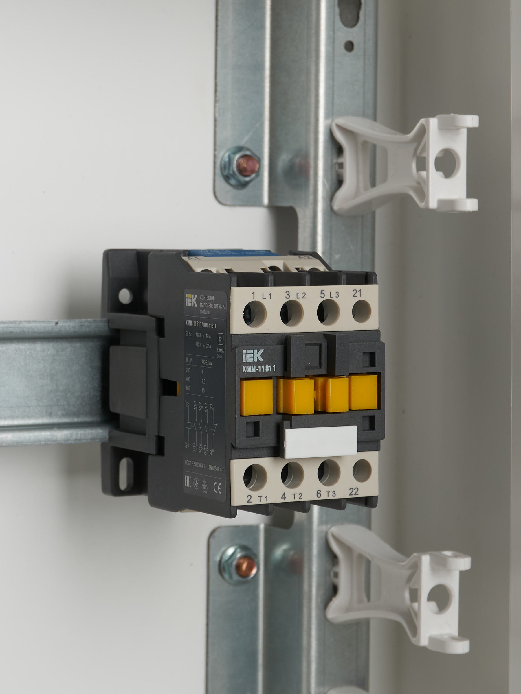 Контактор КМИ-11811 18А 230В/АС3 1NC IEK