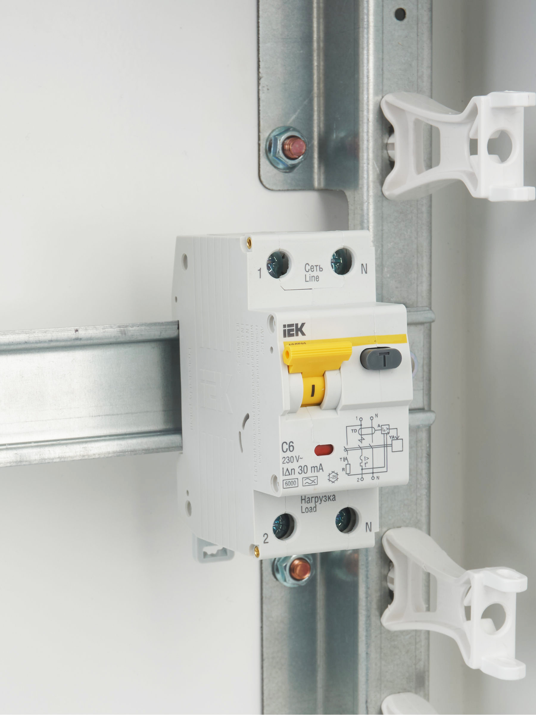 KARAT Автоматический выключатель дифференциального тока АВДТ 32 C6 30мА тип A IEK