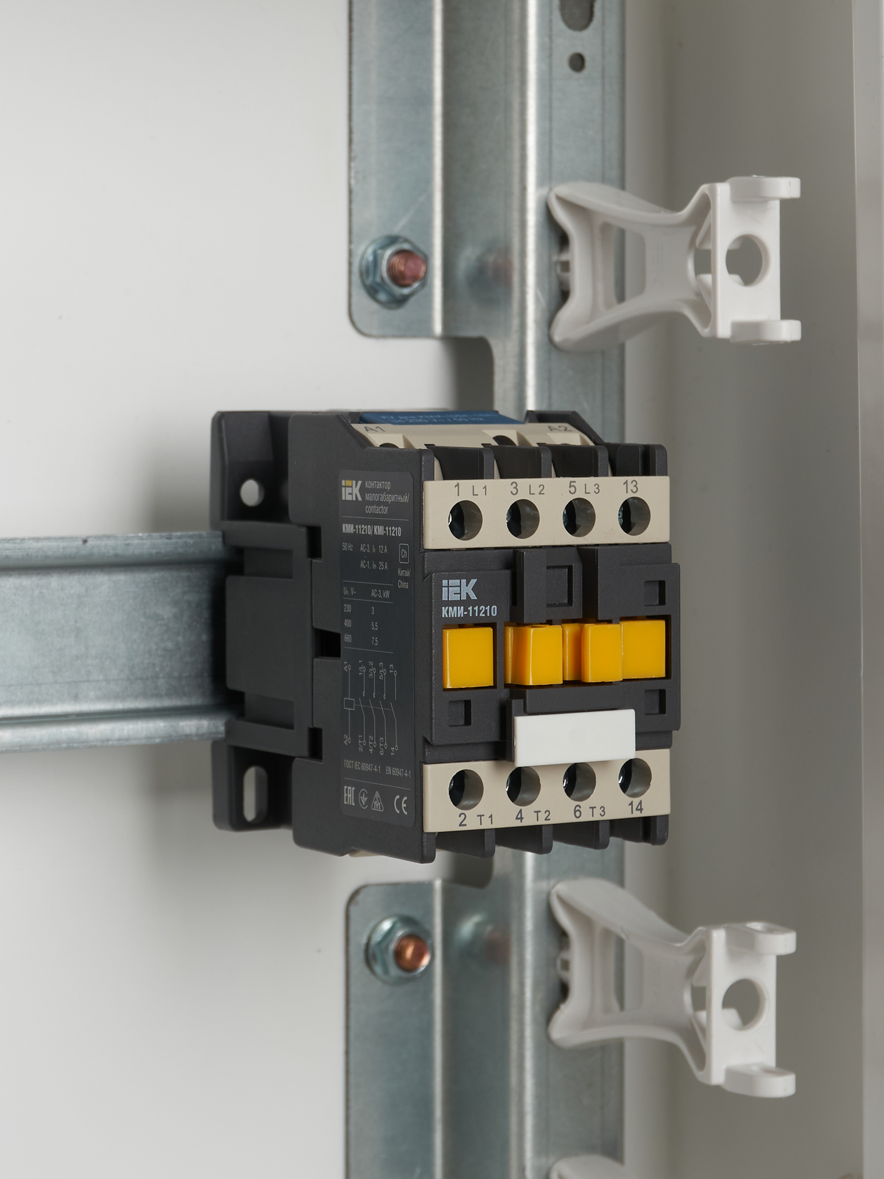 Контактор КМИ-11210 12А 230В/АС3 1NO IEK
