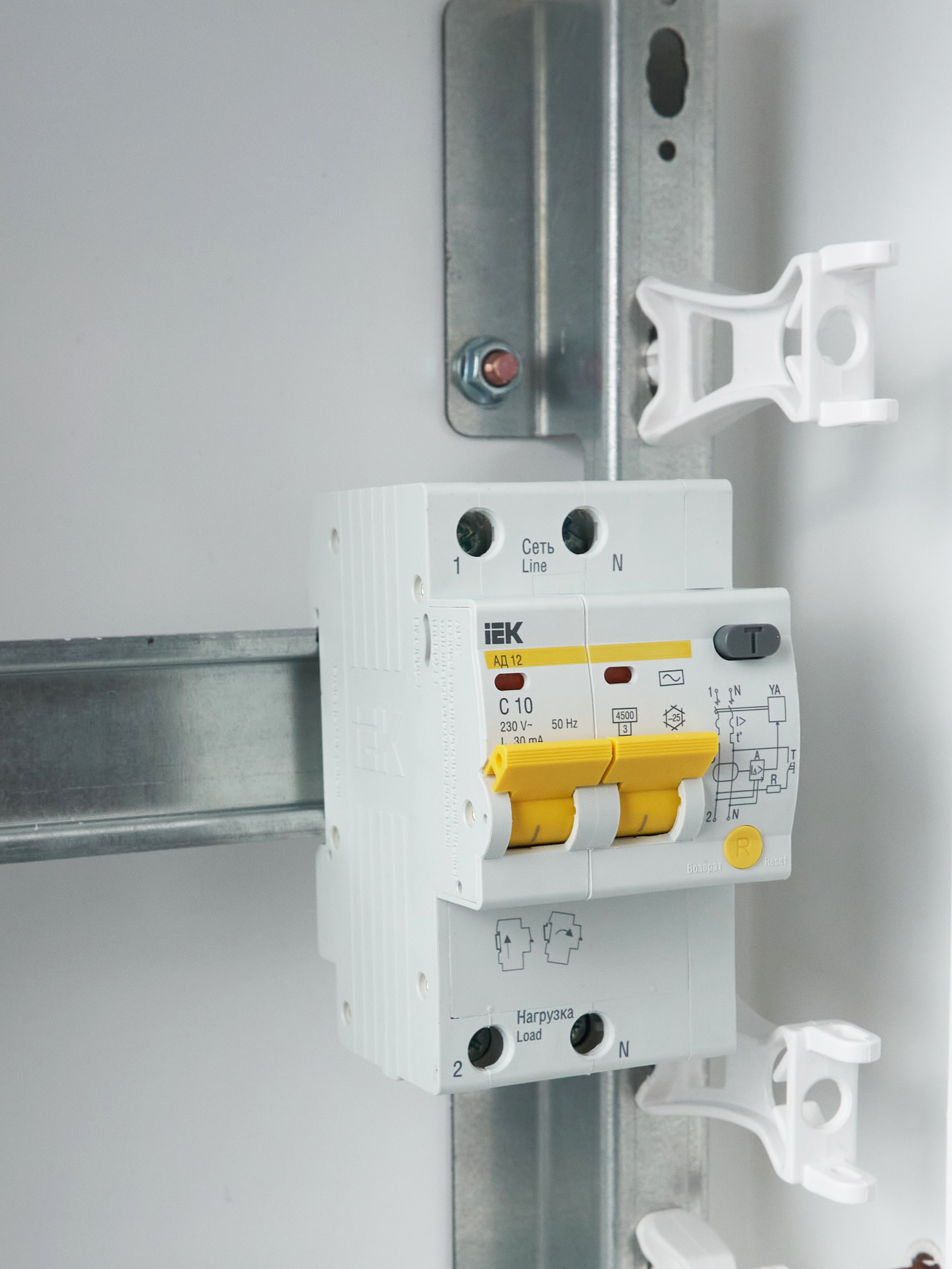 KARAT Дифференциальный автомат АД12 2P 10А 30мА тип AC IEK