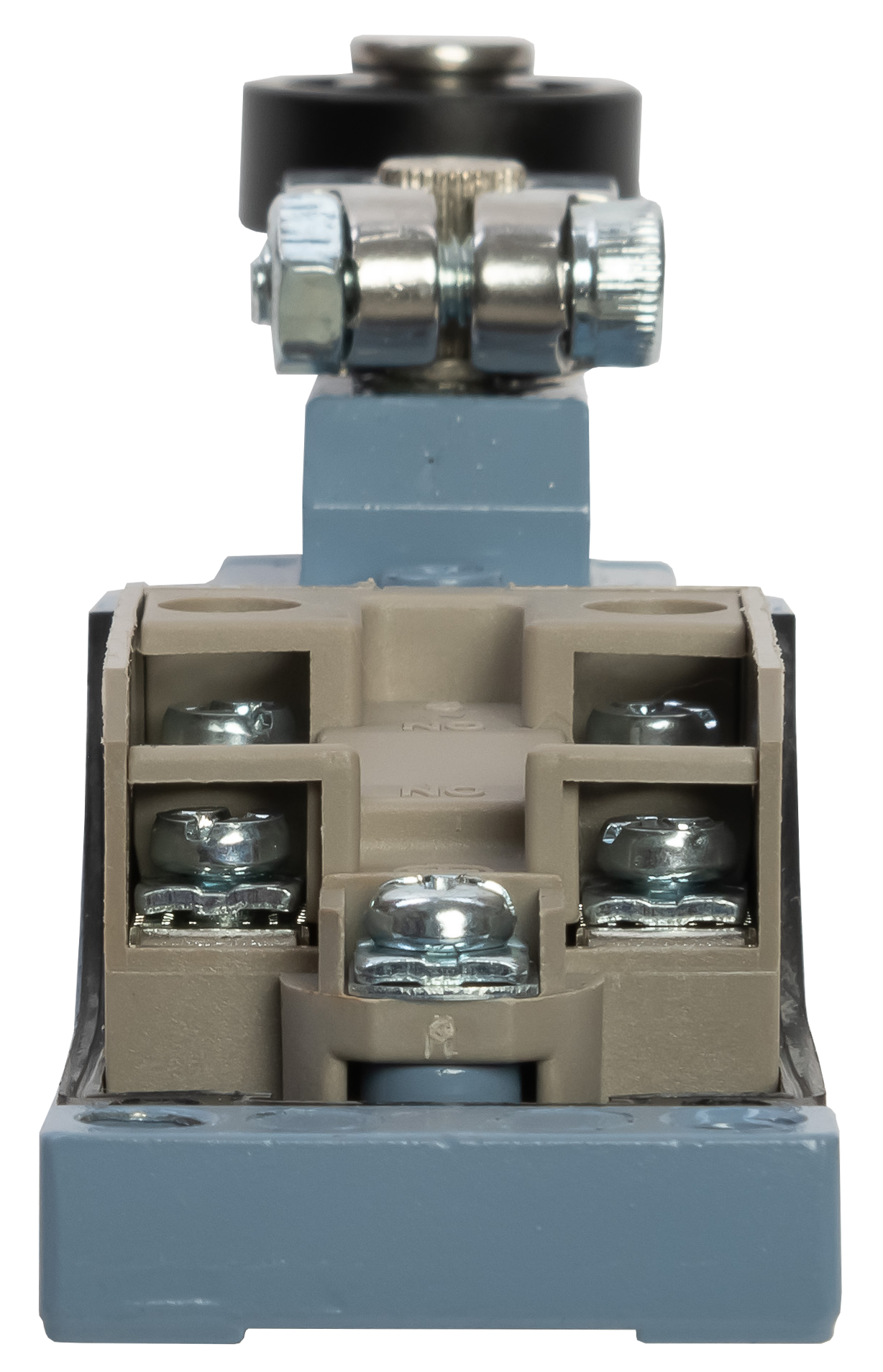 Винтовые зажимы обеспечивают надежную фиксацию проводников.