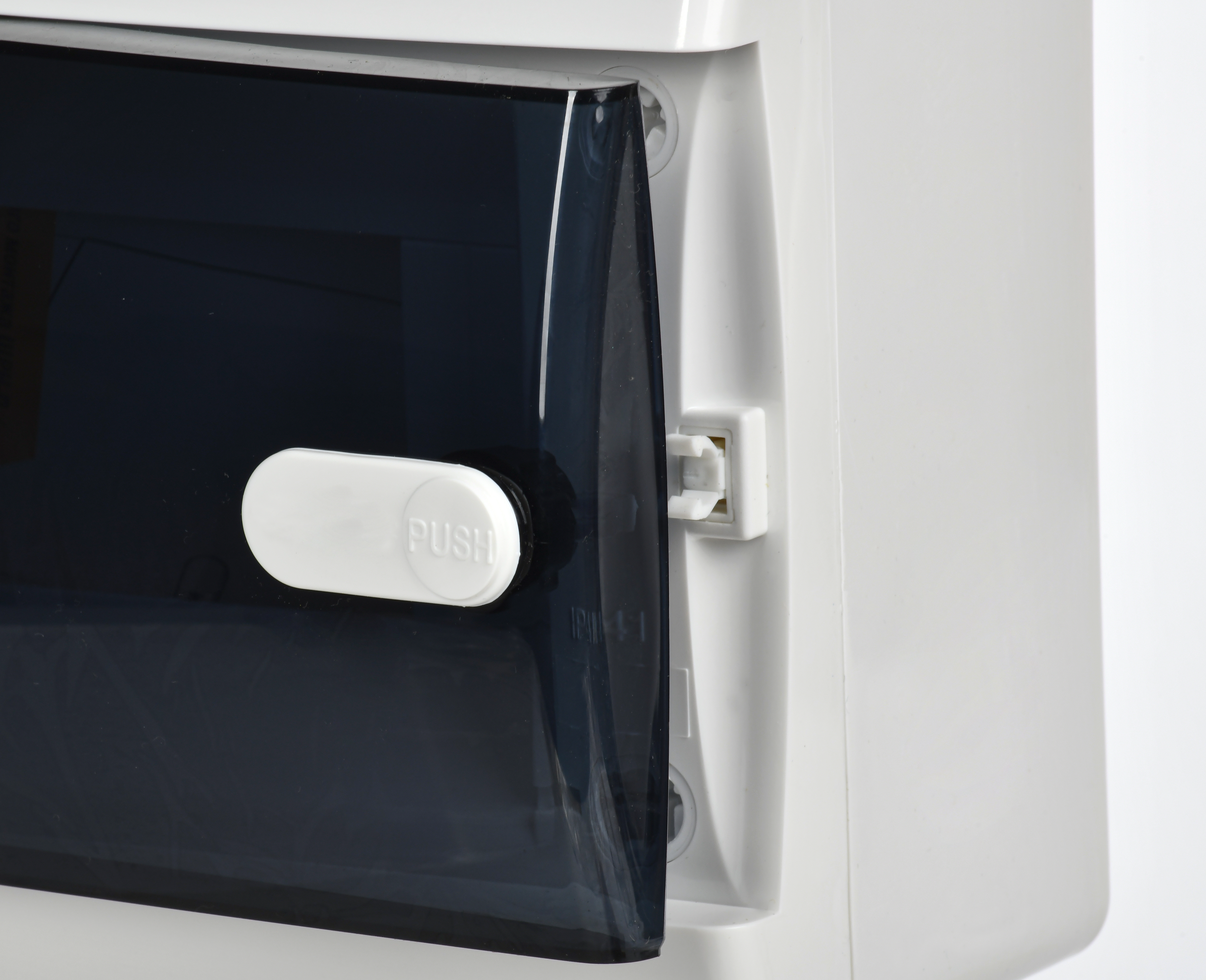 Дверь открывается нажатием.