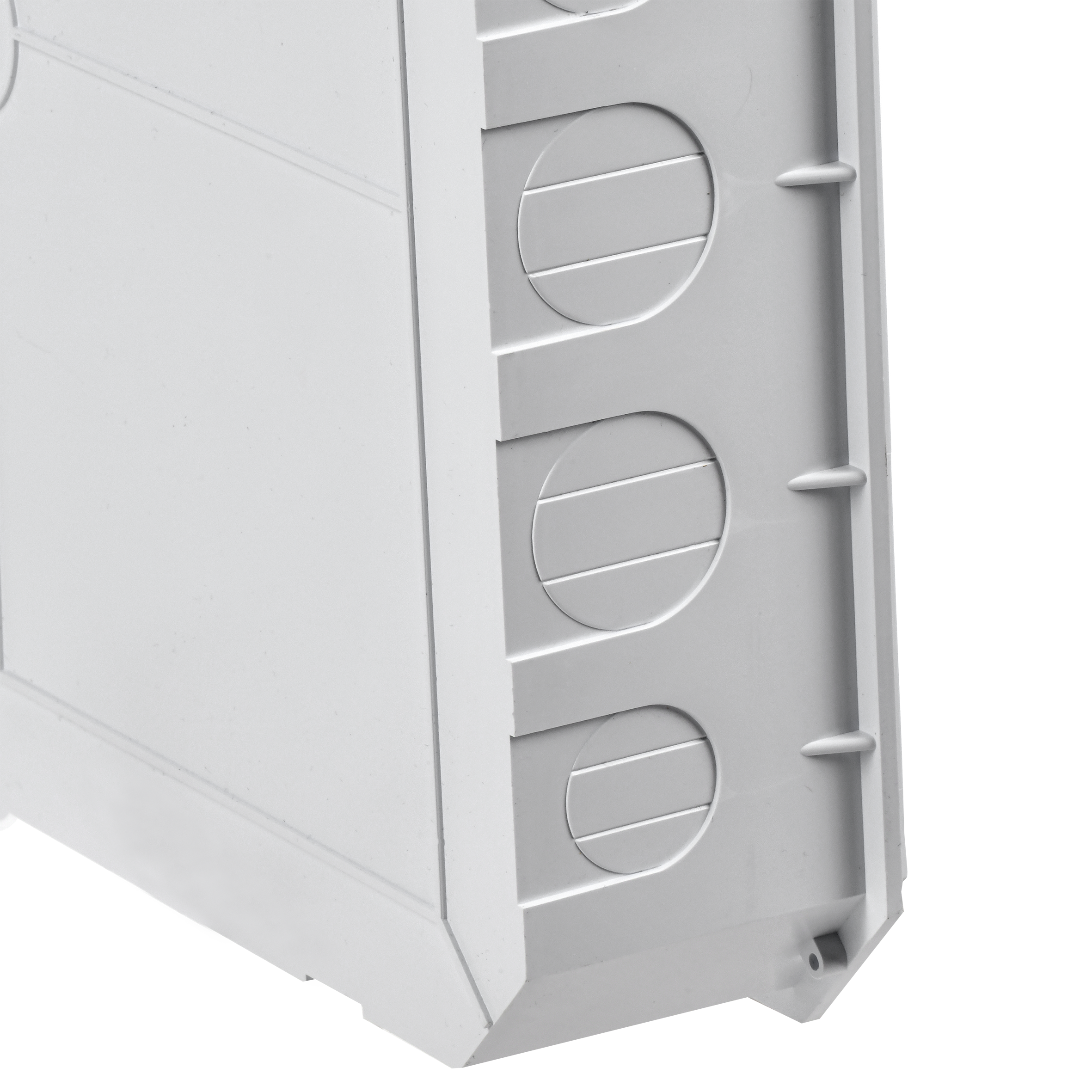 Простое введение кабелей, проводов через выштампованные вводы для проводников на задней и боковых ст