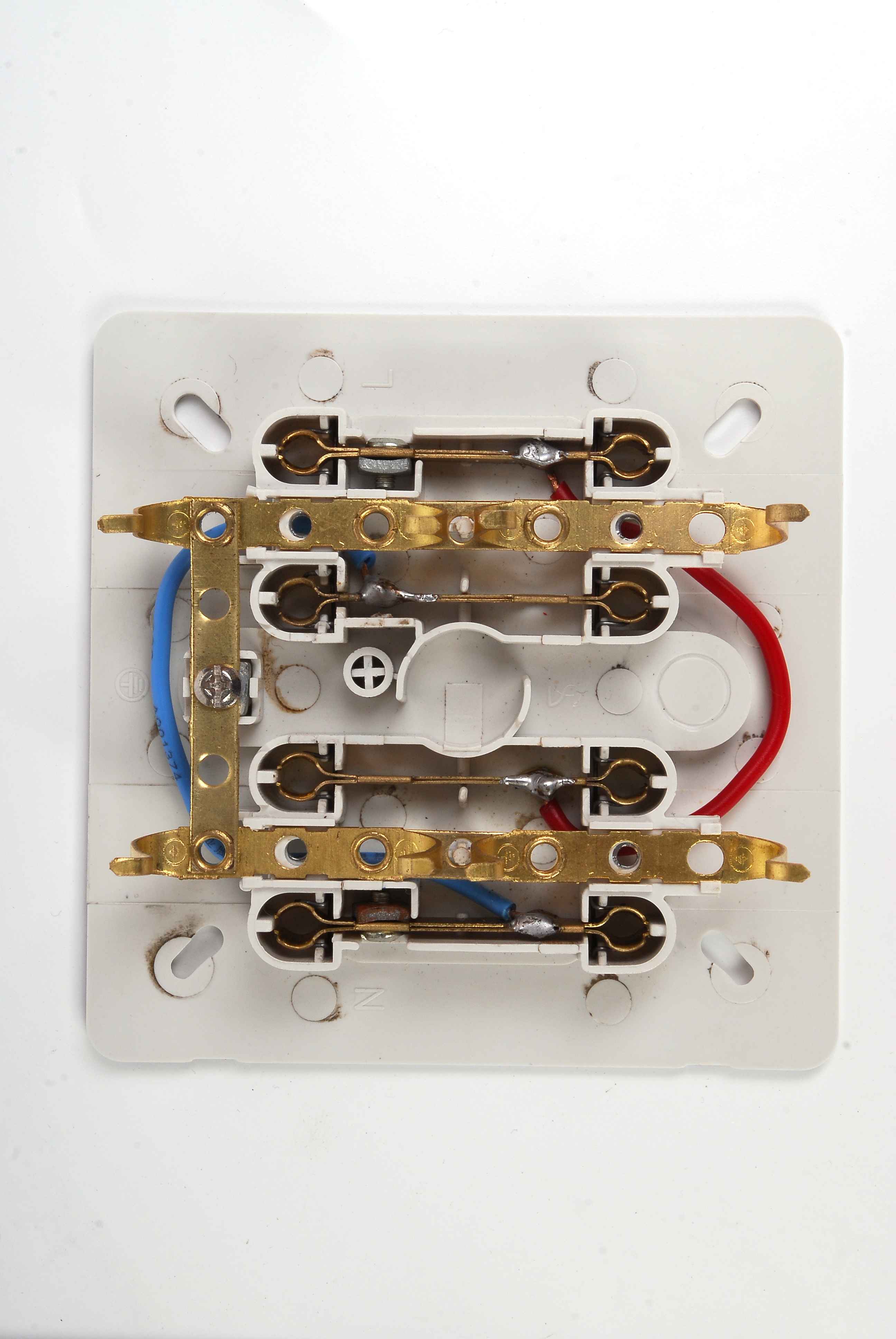 Винтовые контактные зажимы.