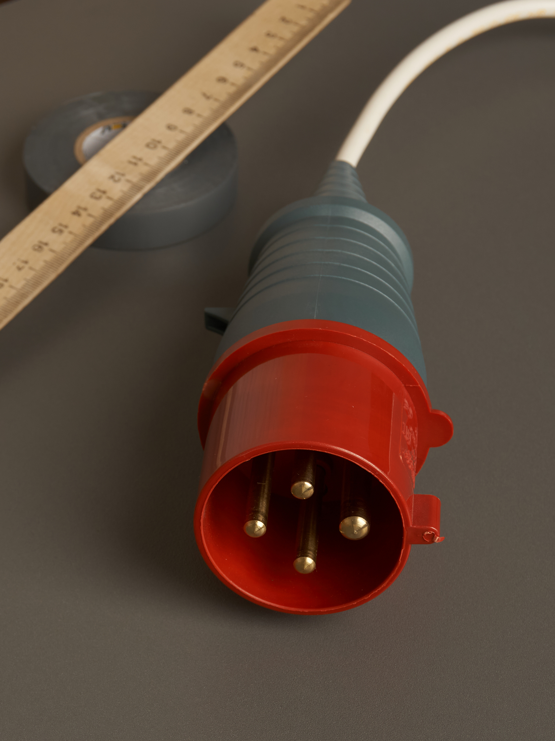 Вилка переносная ССИ-024 3Р+РЕ 32А 380-415В IP44 IEK