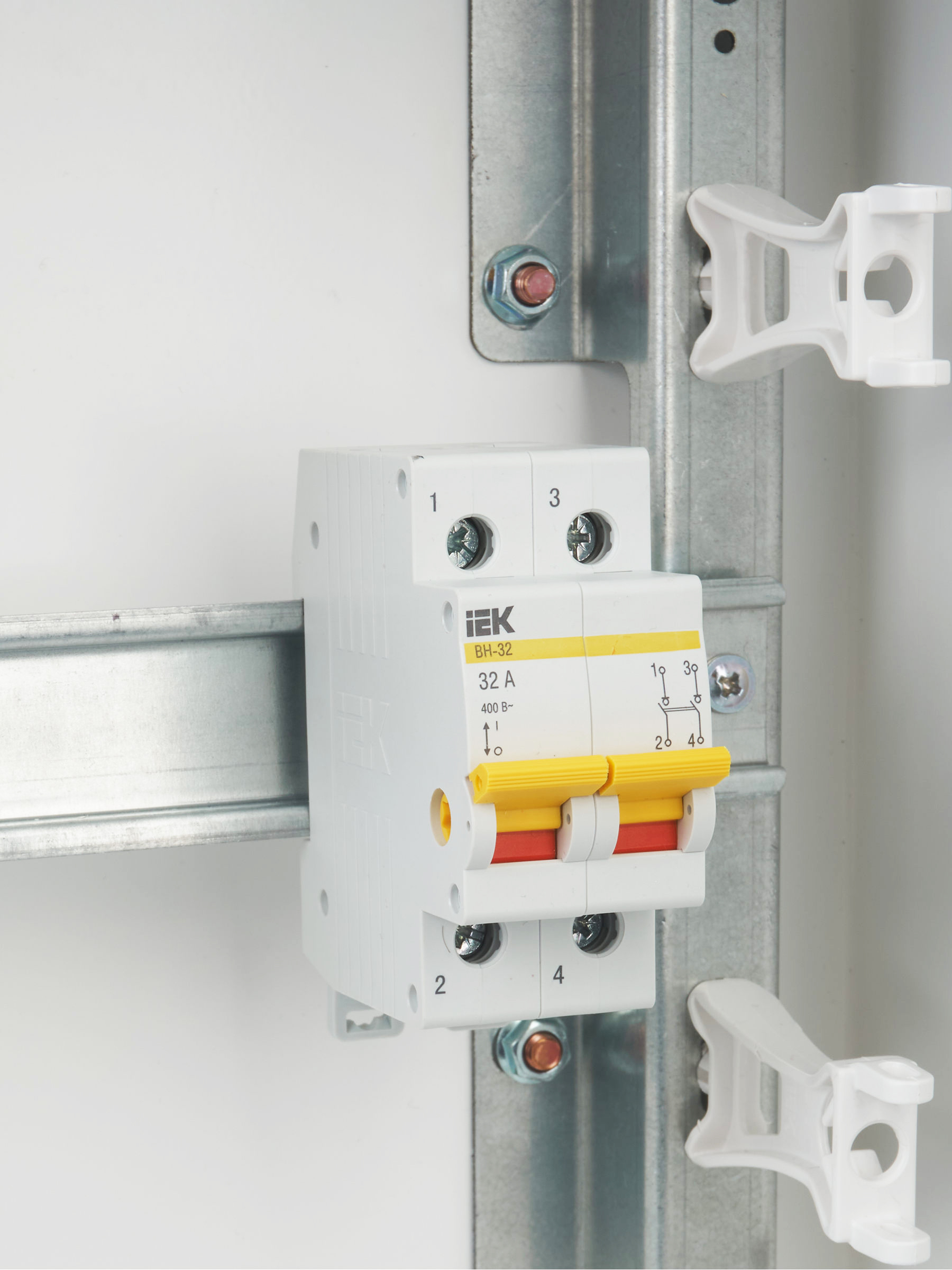 KARAT Выключатель нагрузки (мини-рубильник) ВН-32 2P 32А IEK