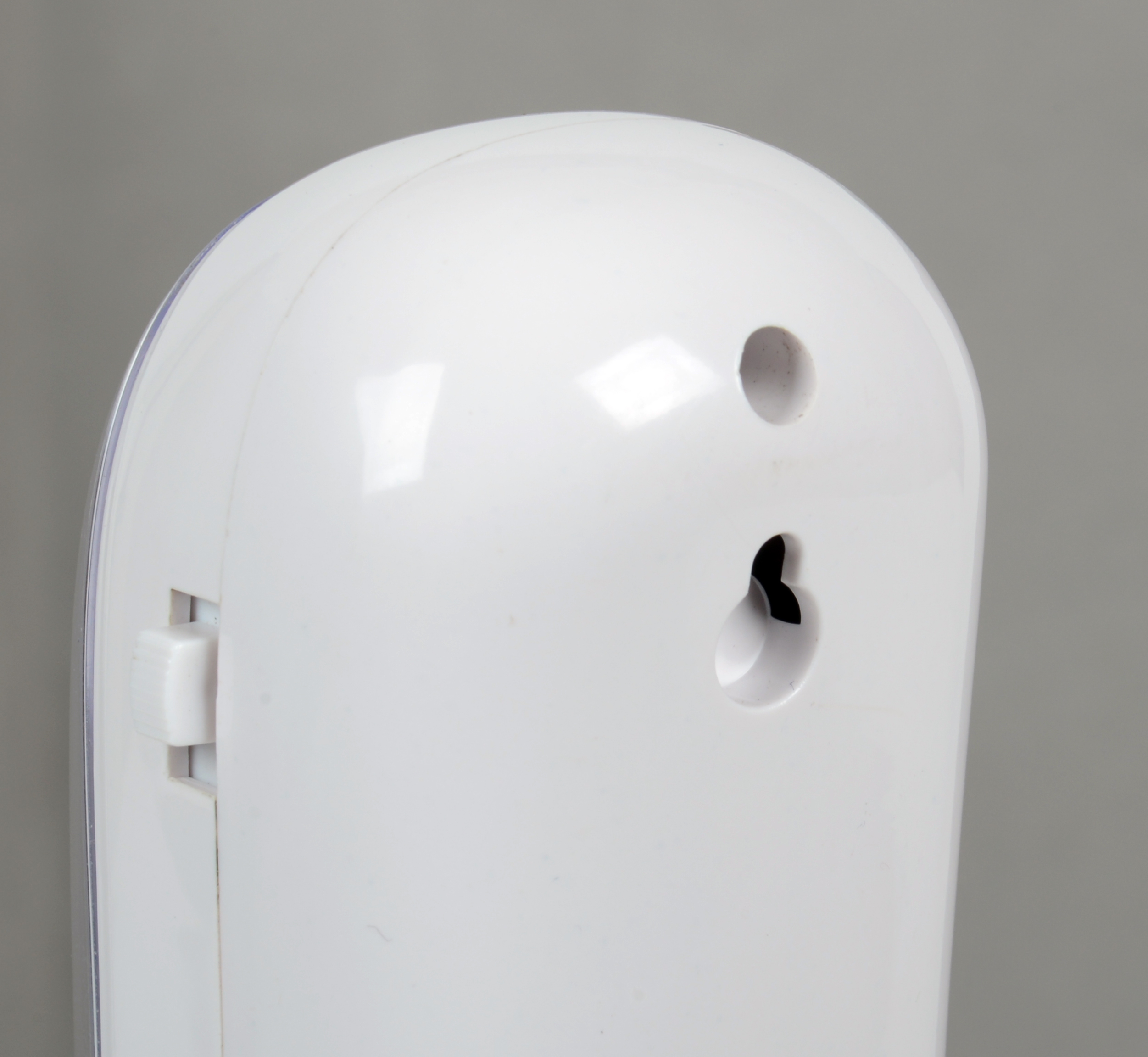 Наличие отвертия для быстрого и простого монтажа.