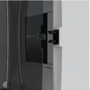 Дверь открывается простым нажатием.