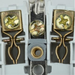 Латунная контактная группа обеспечивает долговечность изделия. Подпружиненная скоба обеспечивает пло