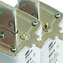 В конструкции плавкой вставки есть специальный индикатор, выполненный в виде выдвижного штока, котор