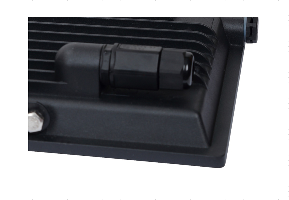 Для прожекторов мощностью 150 и 200 Вт применяется влагозащищённая кабельная муфта, встроенная в кор