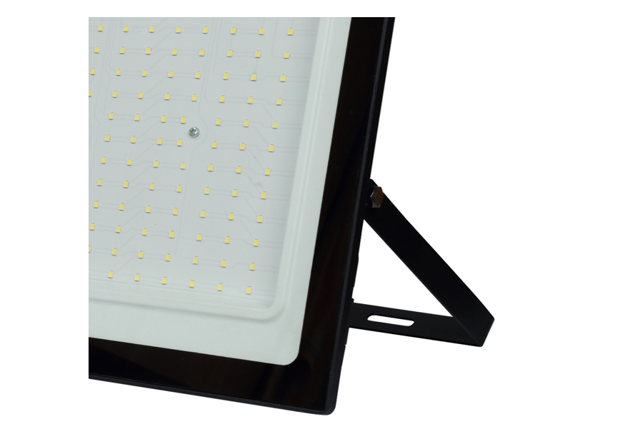 Особая форма монтажной скобы, за которую светильник крепится к поверхности. Основание изогнуто для б